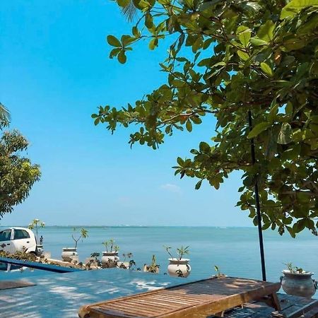 Lagoon Bay Resort Negombo Bagian luar foto